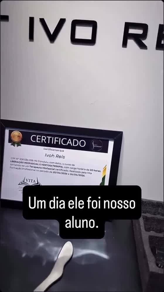 Ivoh Reis, ex-aluno da Vita, atendendo no próprio espaço profissional